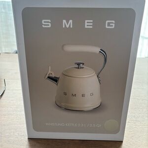 SMEG Cream Retro Whistling Stovetop Kettle